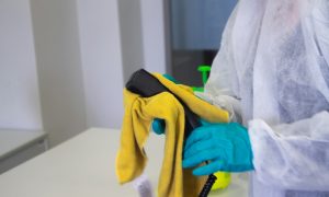 Человек убирается