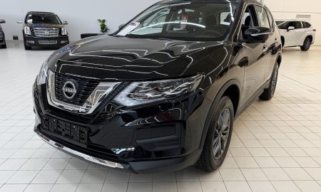 В автосалоне стоит машина