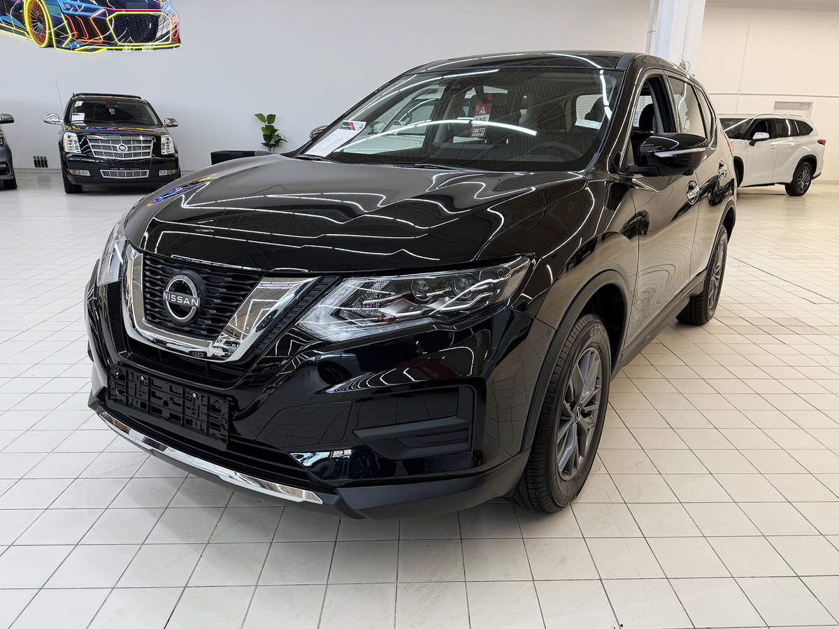 В автосалоне стоит машина