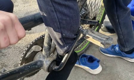 Спасатели помогают ребенку