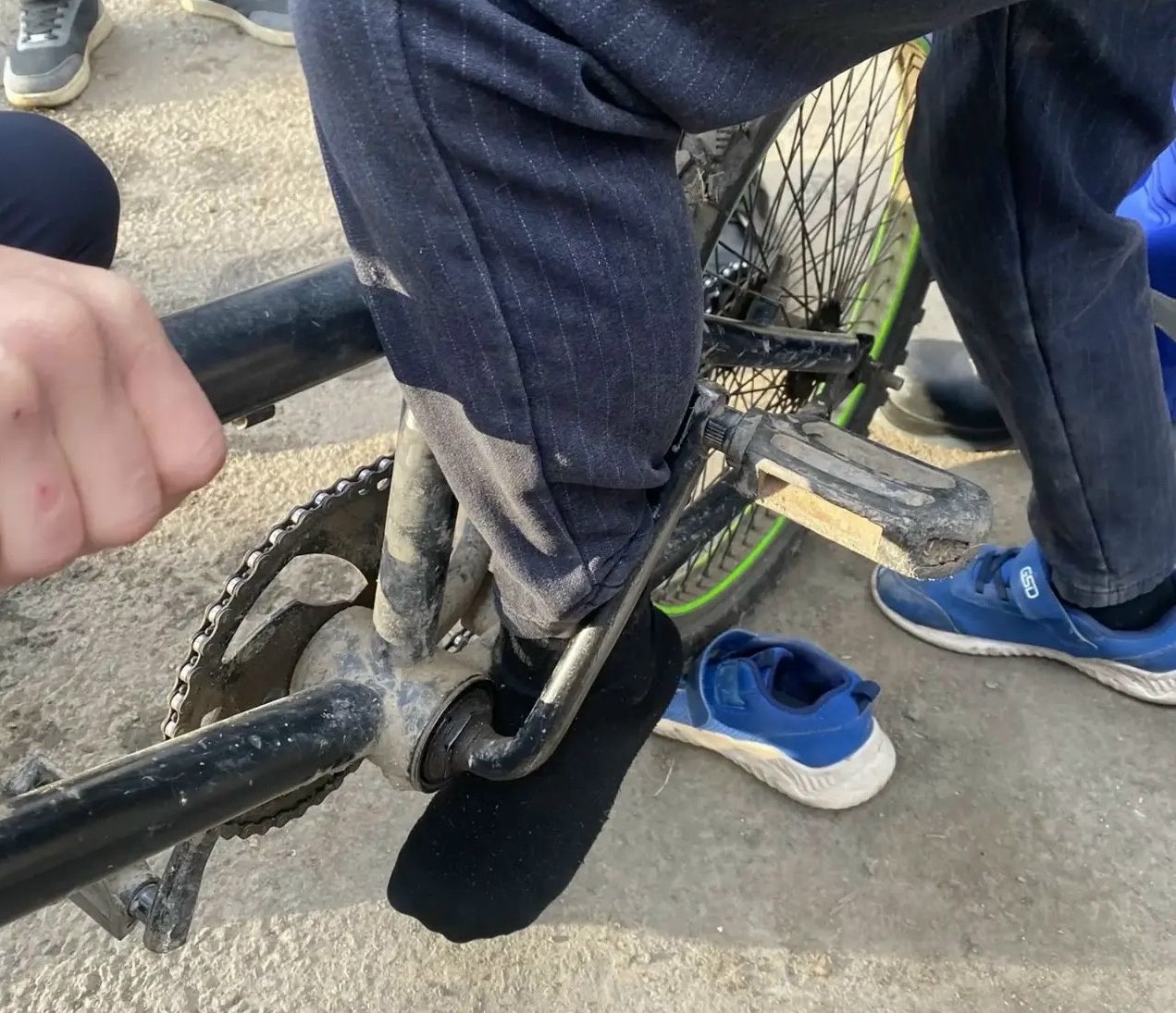 Спасатели помогают ребенку