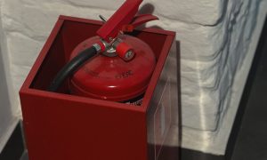 Огнетушитель стоит в квартире