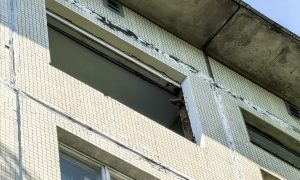 Окно в многоэтажном доме