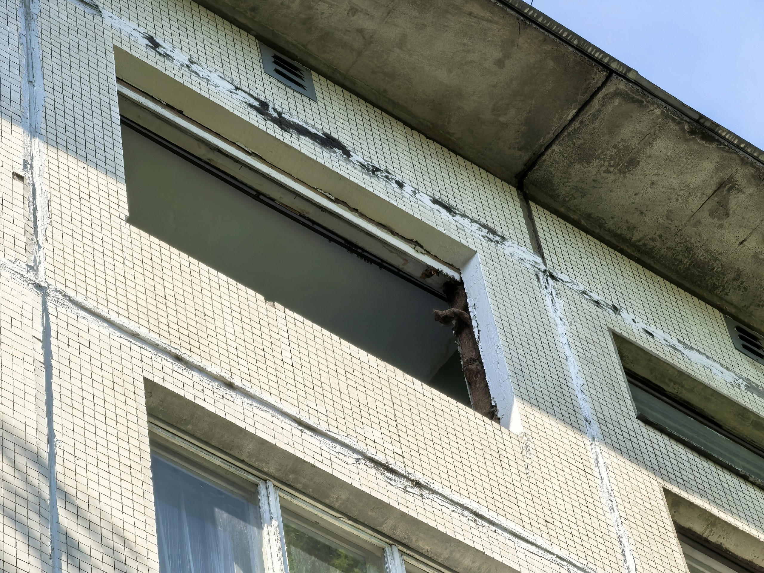 Окно в многоэтажном доме