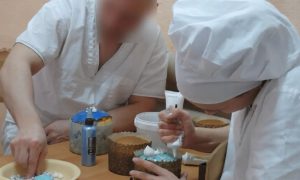 Осужденный готовит куличи