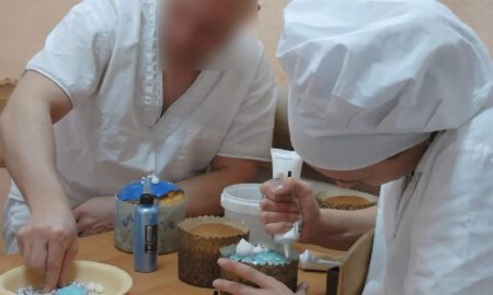 Осужденный готовит куличи