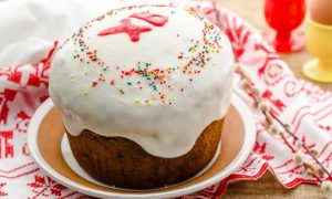 На блюдце стоит кулич