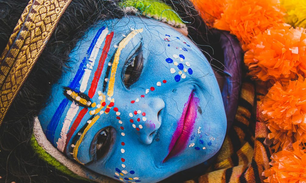 Девушка с разукрашенным лицом