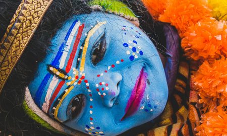 Девушка с разукрашенным лицом