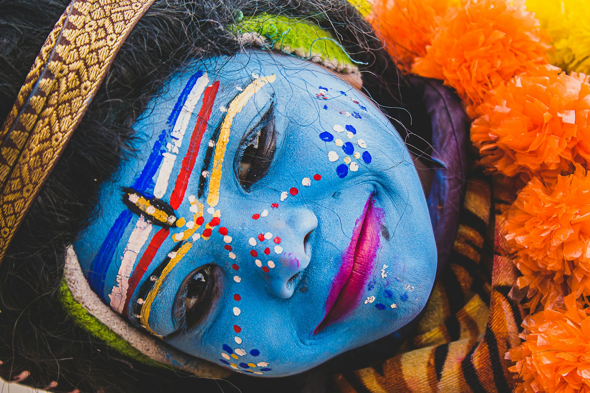 Девушка с разукрашенным лицом