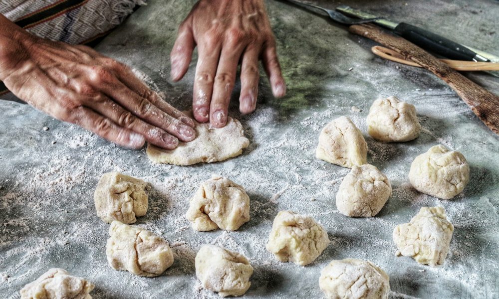 Готовит пельмени