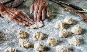 Готовит пельмени