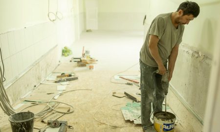 Делает ремонт