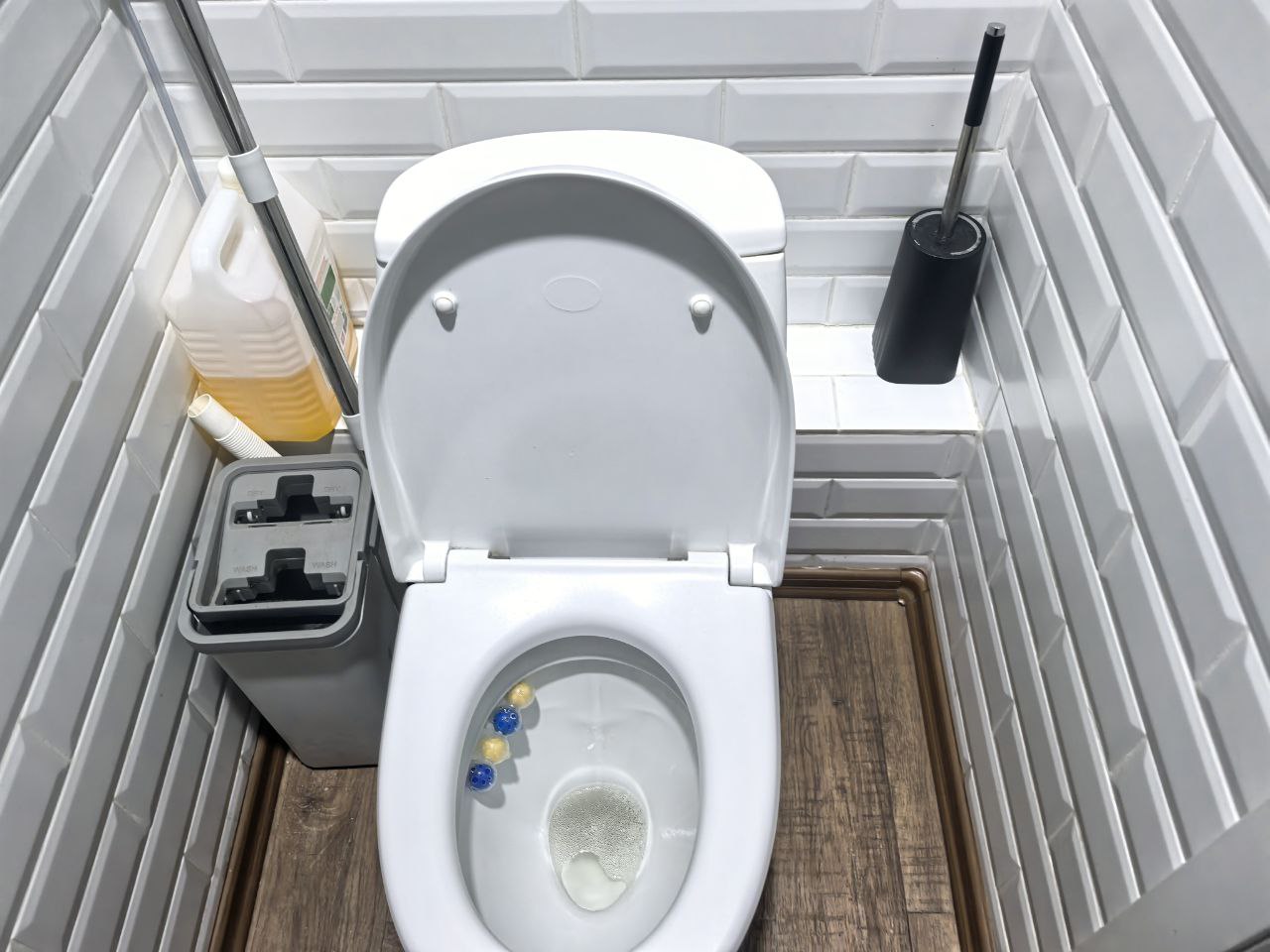 Унитаз и ведро