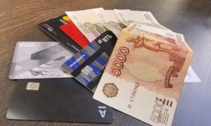 Банковские карты и рубли.