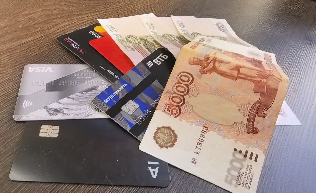 Банковские карты и рубли.
