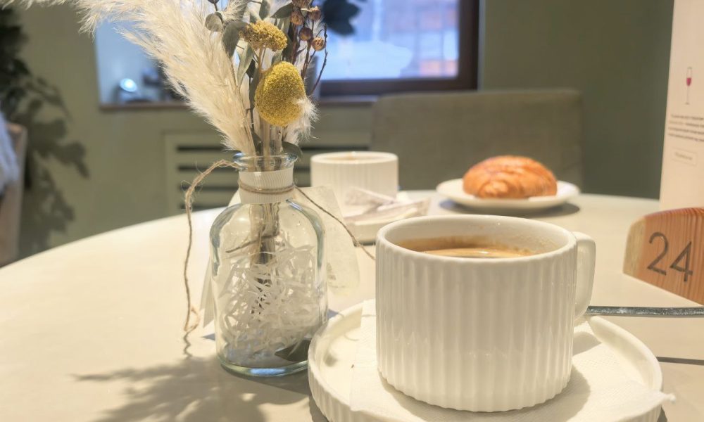 Кофе с булочкой