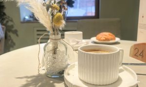 Кофе с булочкой