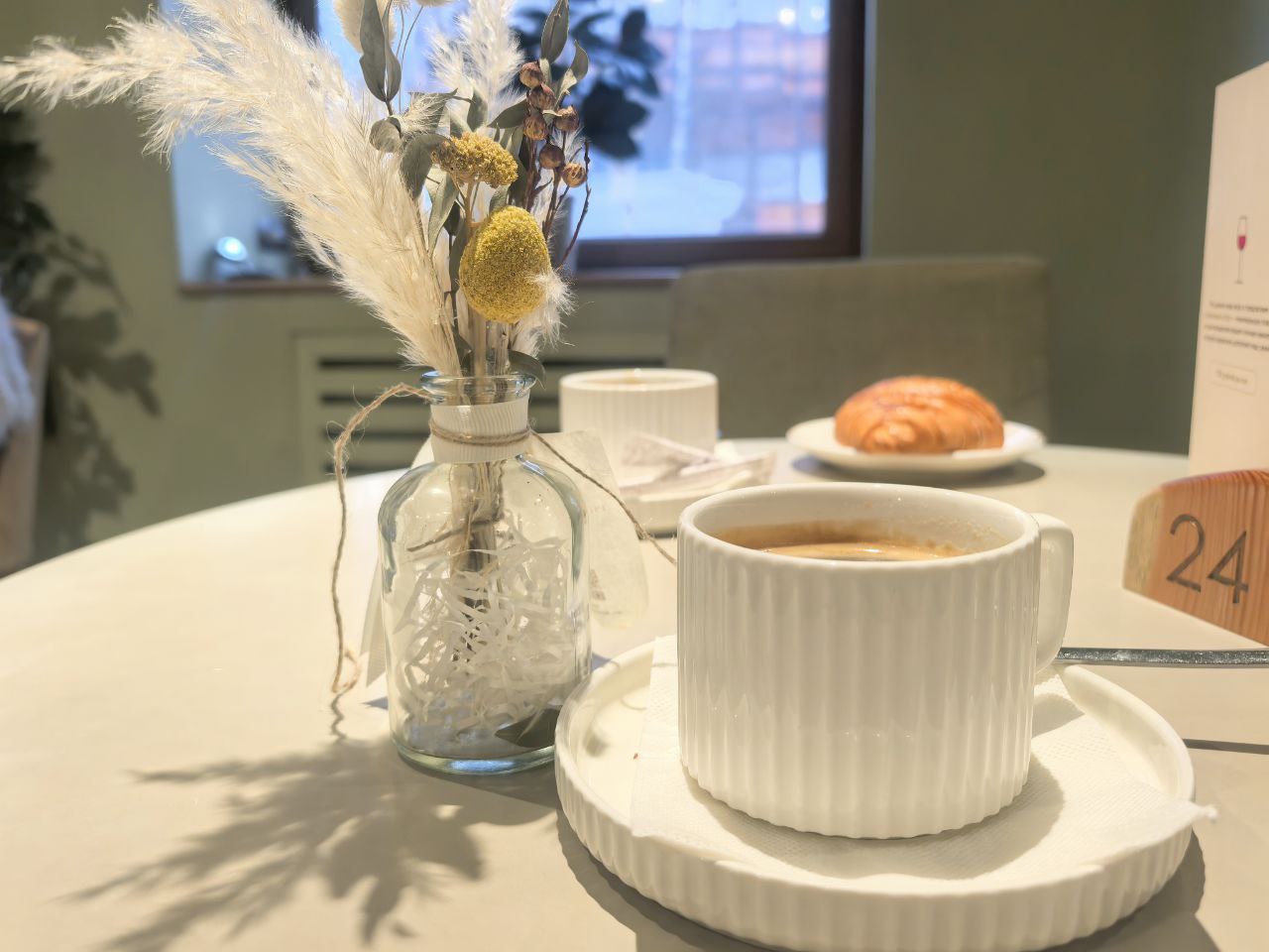 Кофе с булочкой