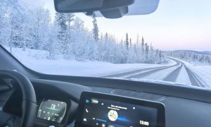 Машина едет в снегопад