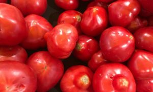 Помидоры в магазине