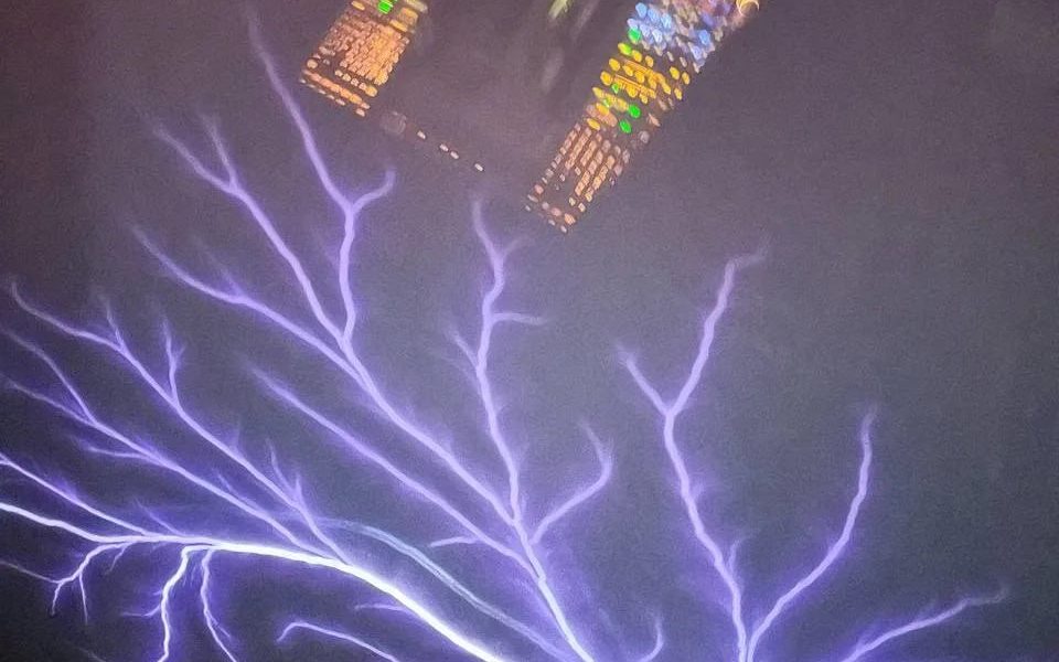 Огни святого Эльма с борта самолета Уральских авиалиний