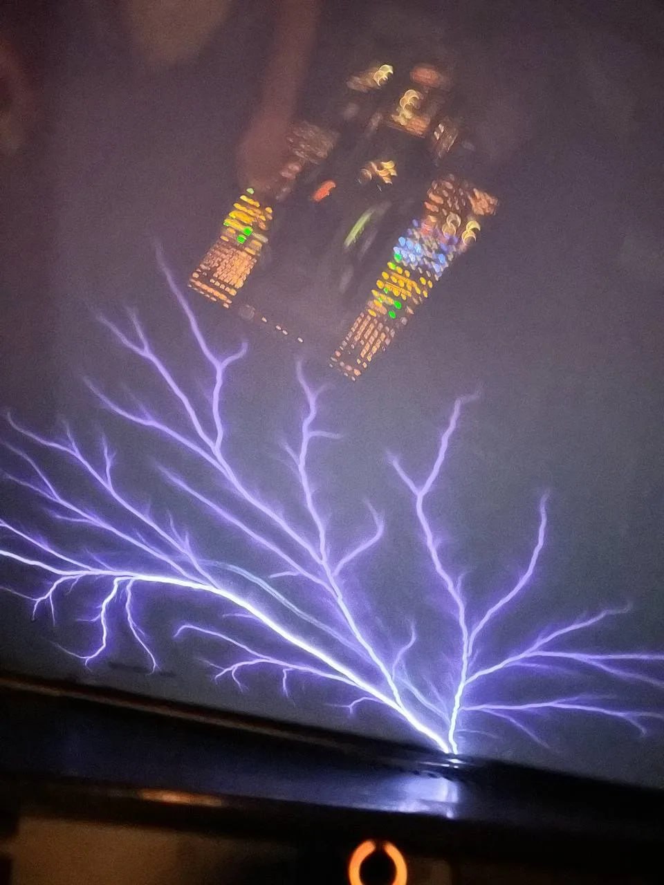 Огни святого Эльма с борта самолета Уральских авиалиний