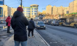 Прохожие на улице