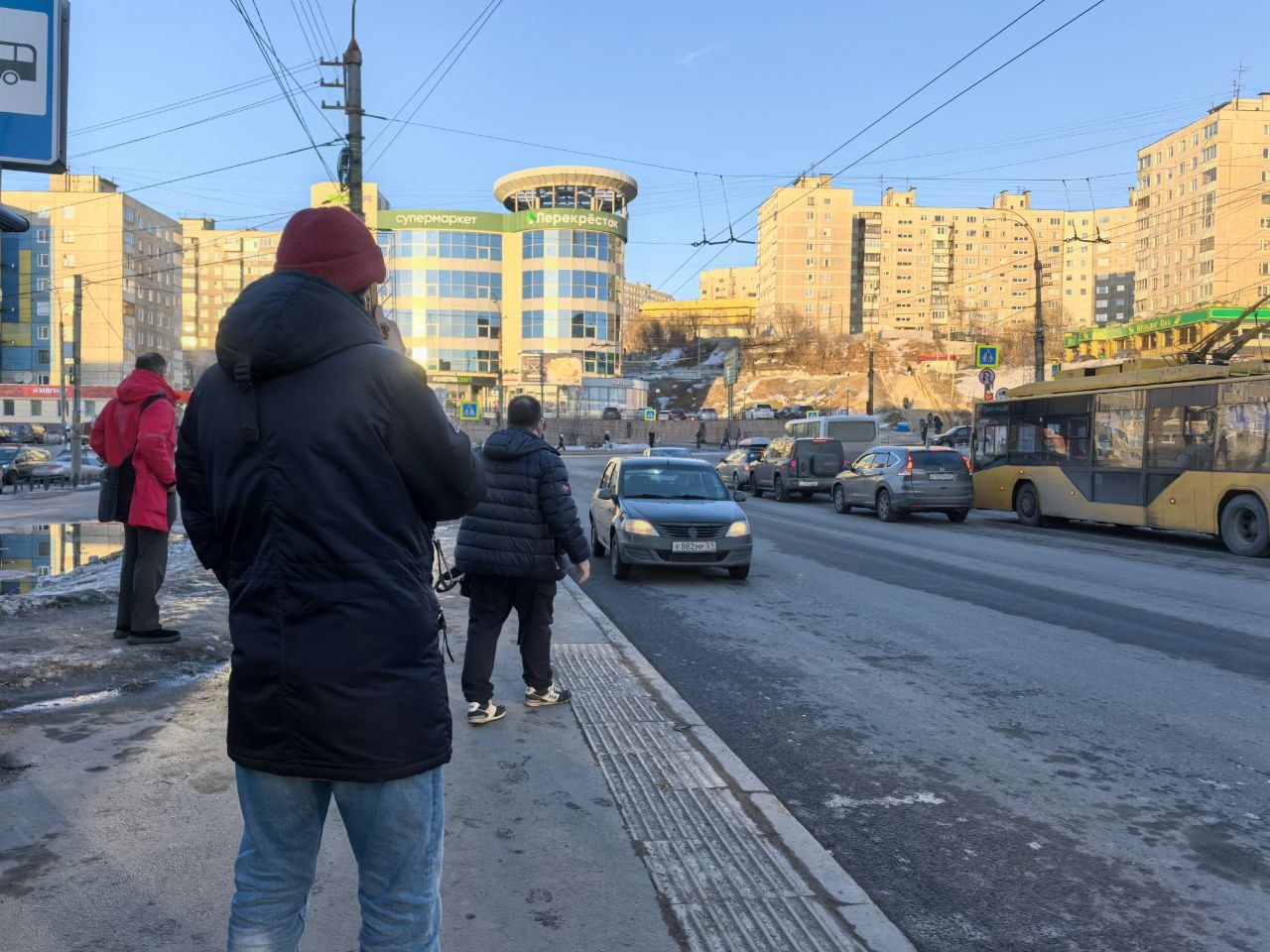 Прохожие на улице