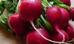 Лежит крупный редис