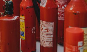 Огнетушители стоят на полке