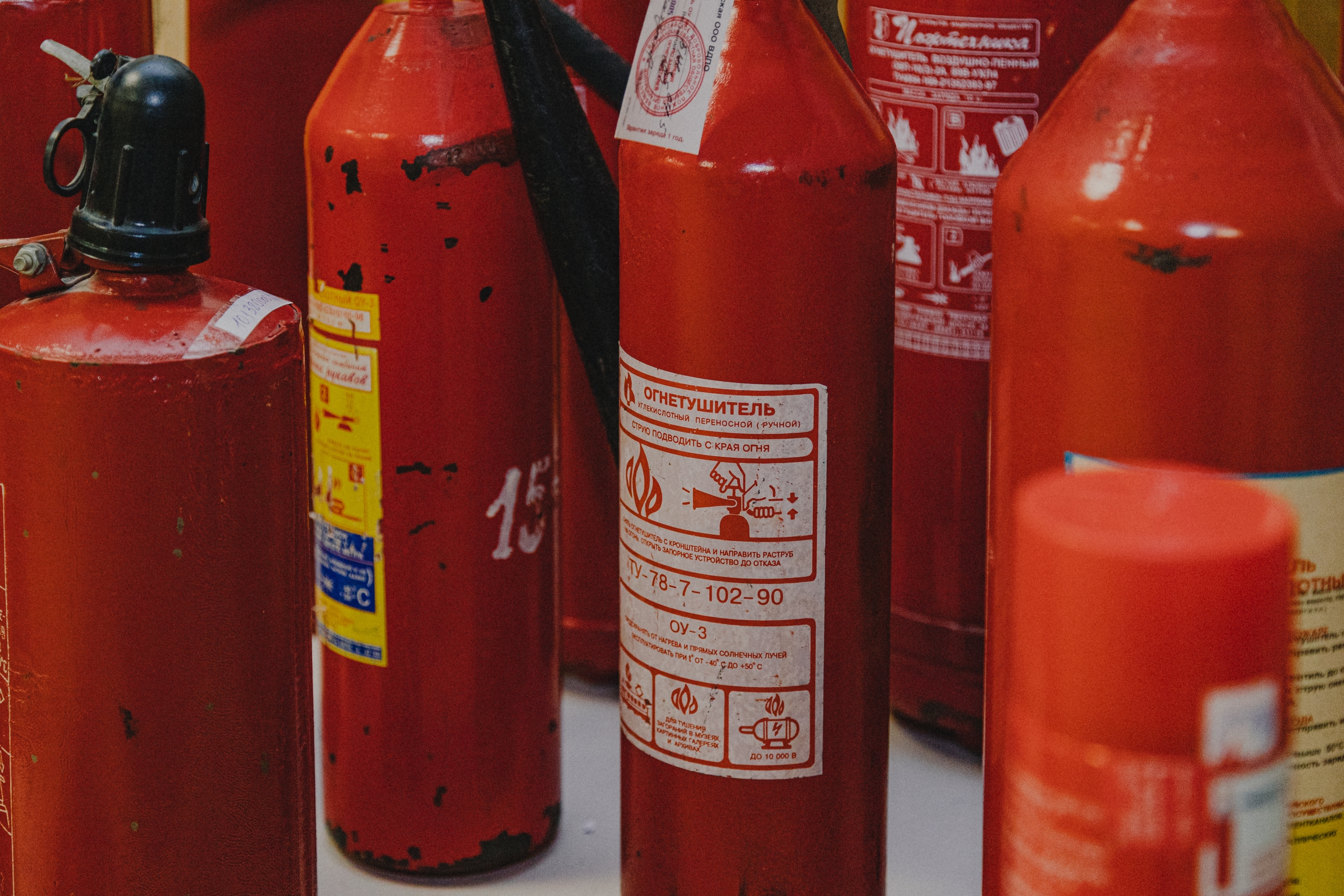 Огнетушители стоят на полке