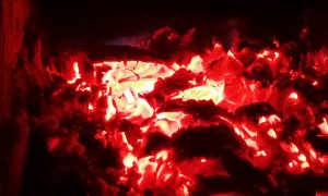 Догорающие после пожара угли