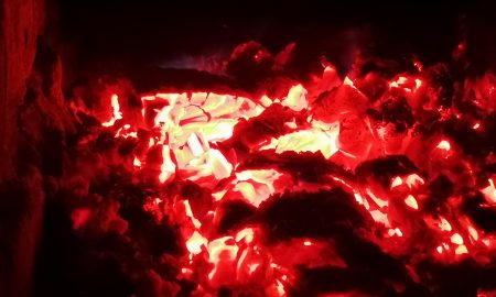 Догорающие после пожара угли