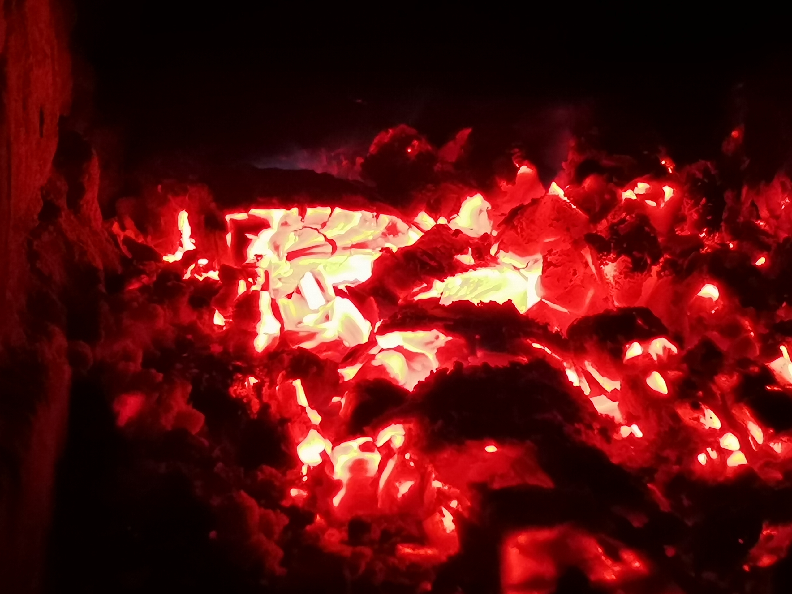 Догорающие после пожара угли