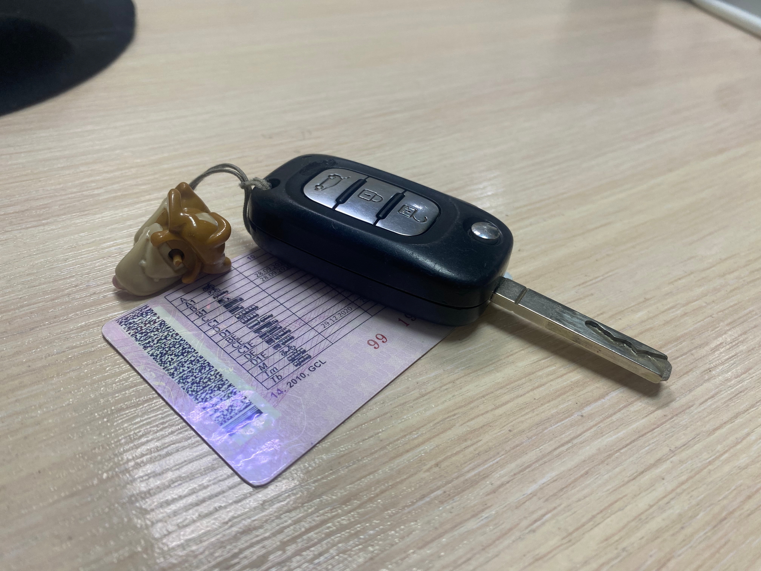 Права лежат на столе