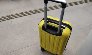 Чемодан стоит на вокзале