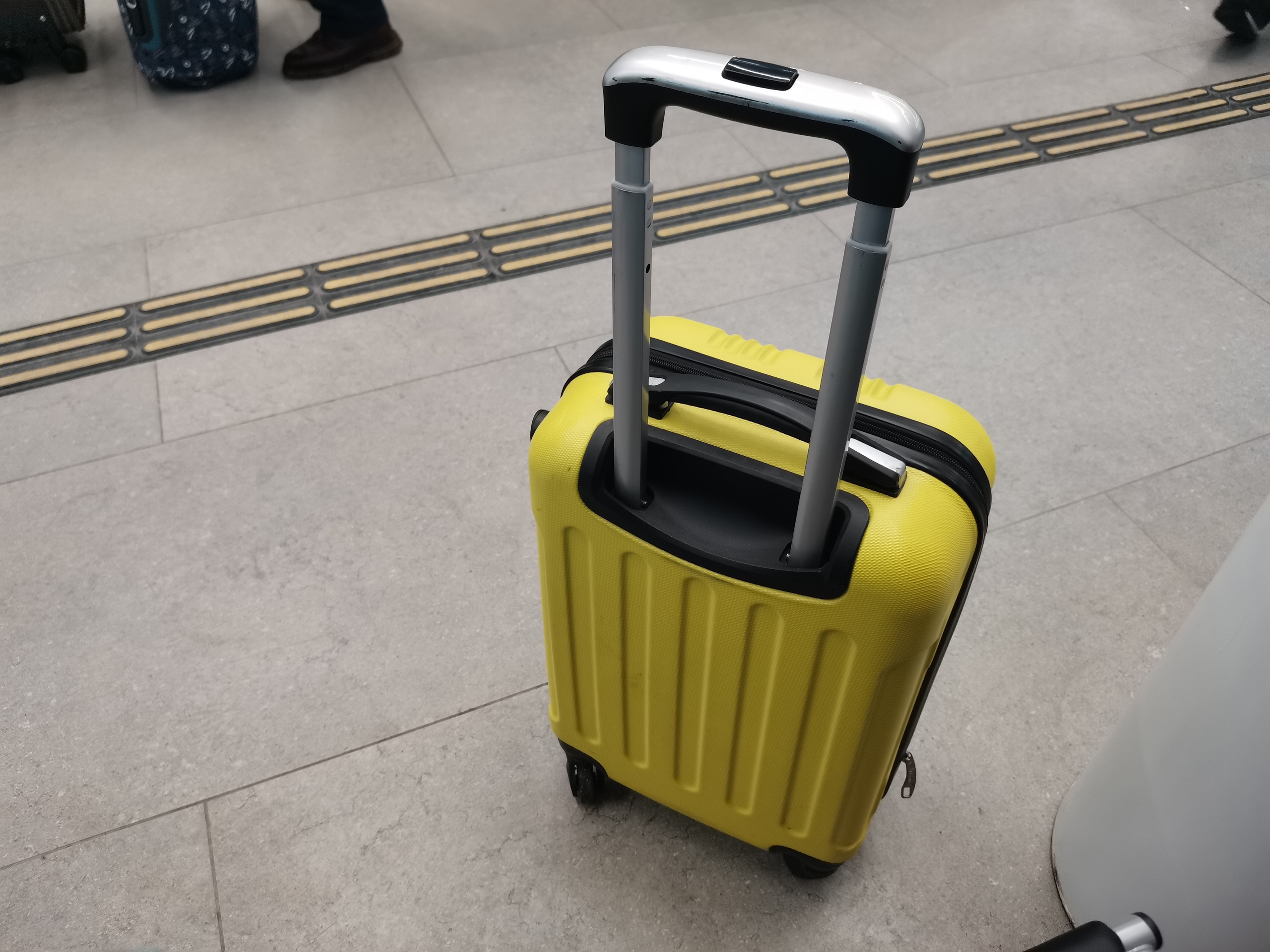 Чемодан стоит на вокзале