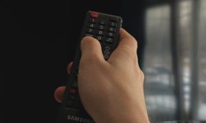 Мужчина держит пульт