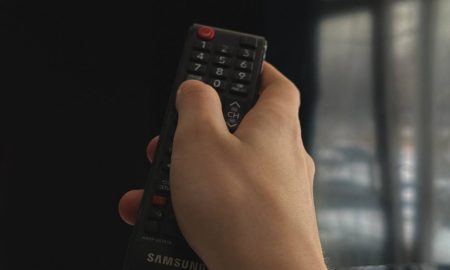 Мужчина держит пульт