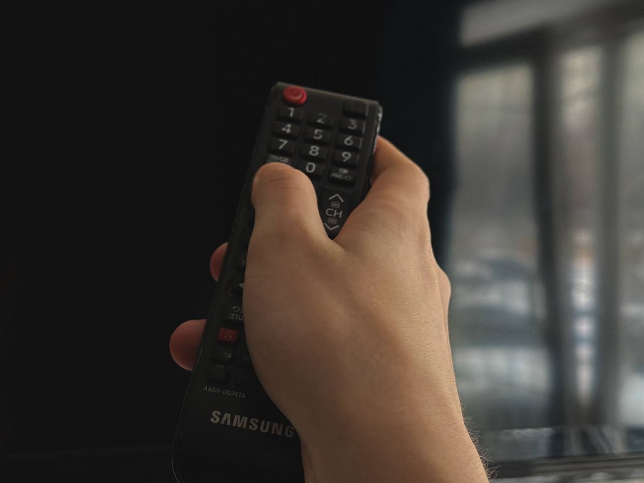 Мужчина держит пульт