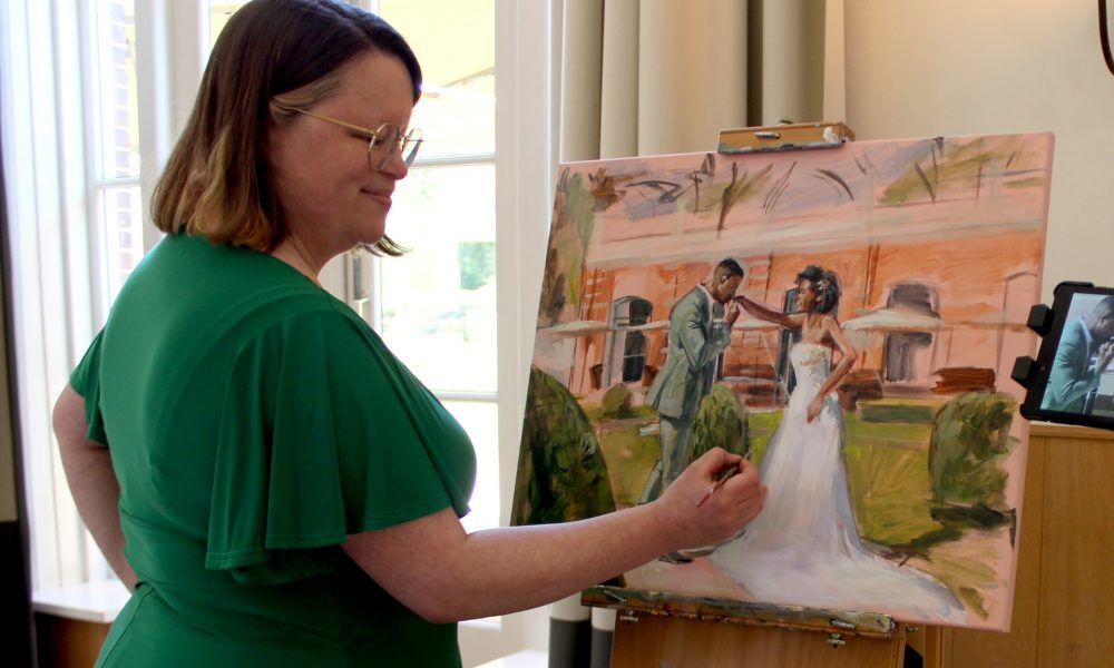 Девушка рисует свадьбу