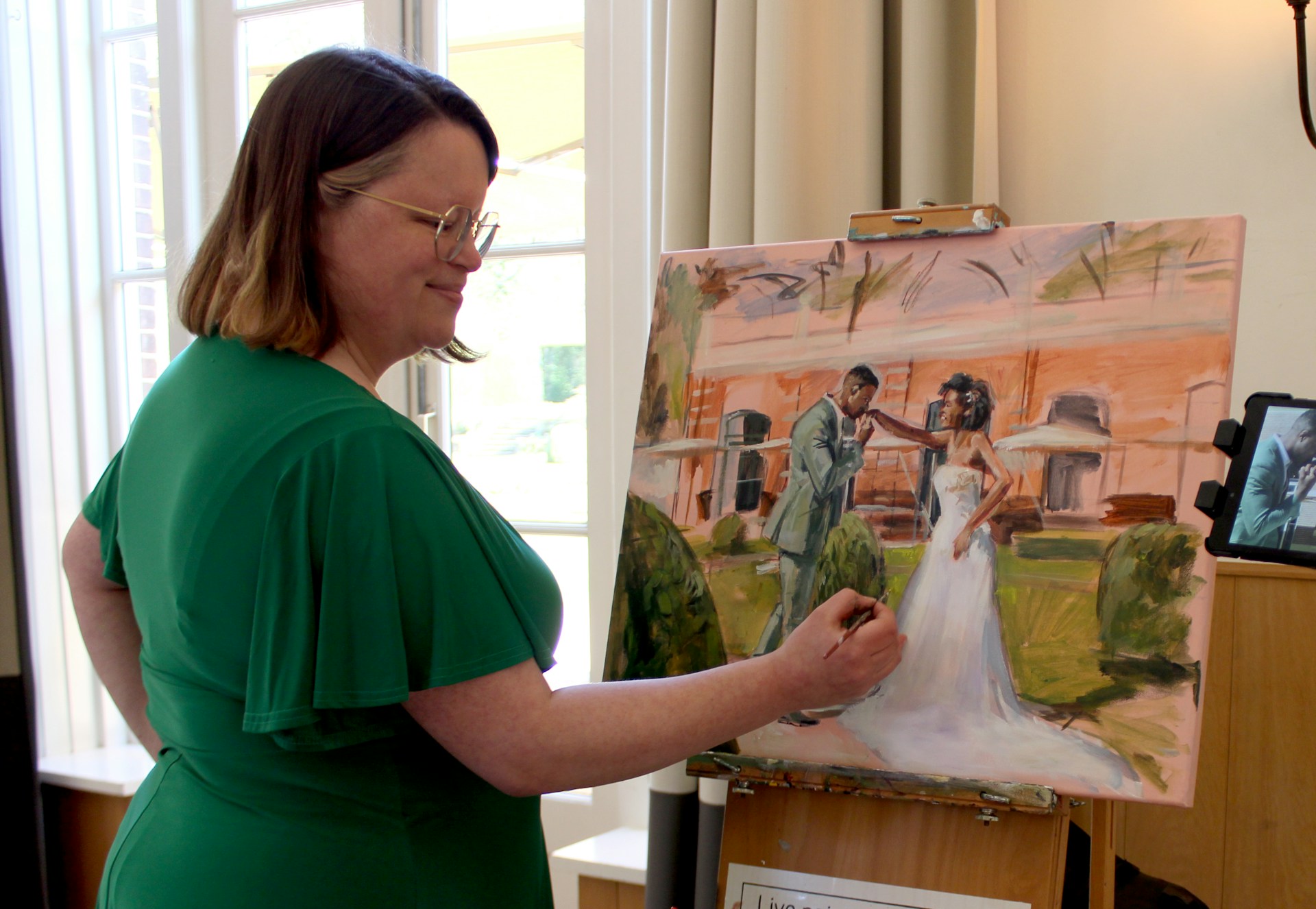 Девушка рисует свадьбу