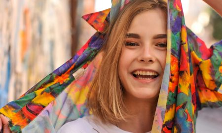 Девушка в пальто