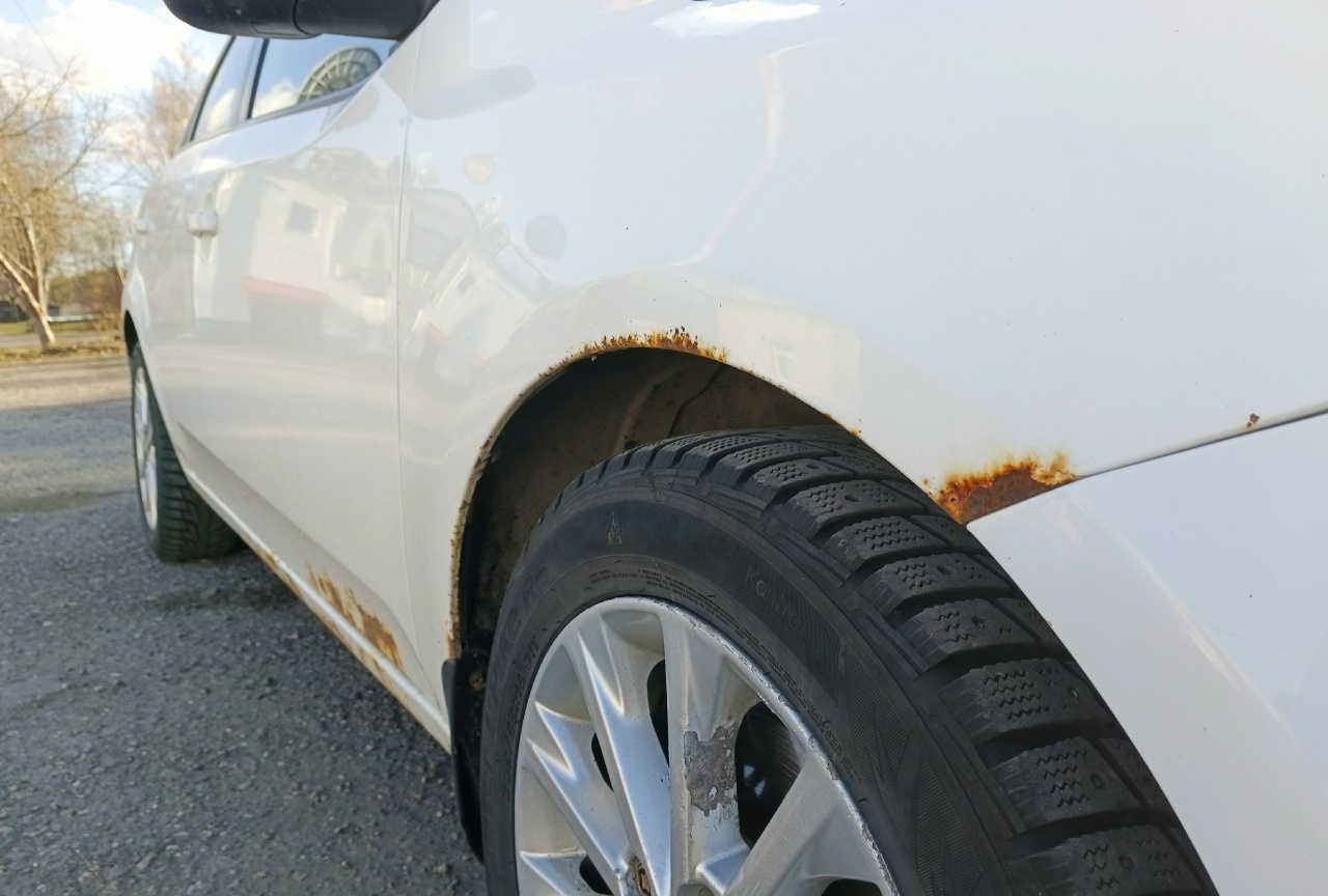 На машине пятна ржавчины