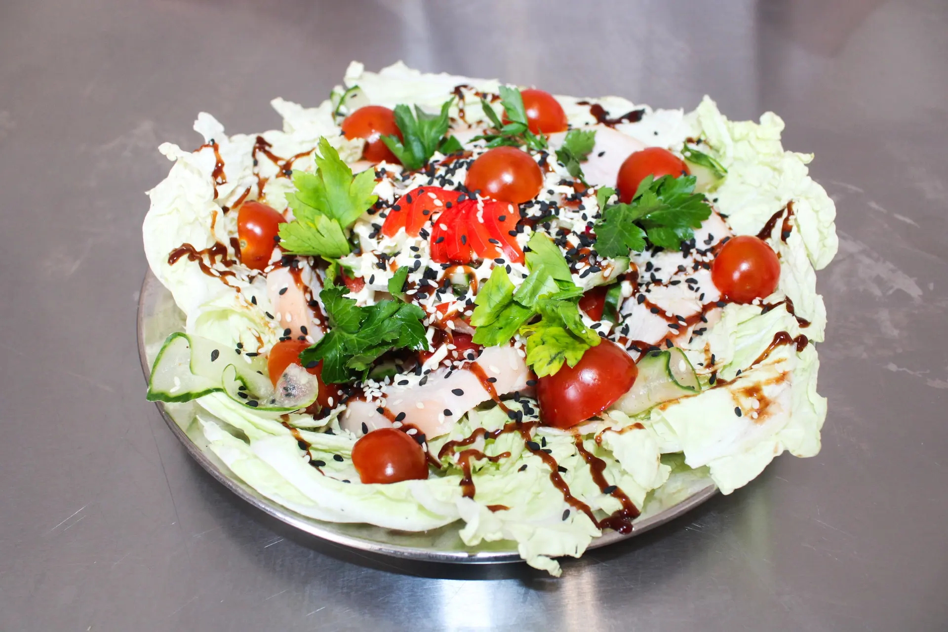 Приготовленный в колонии салат