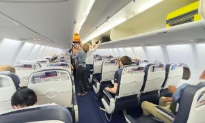 Пассажиры в салоне самолета