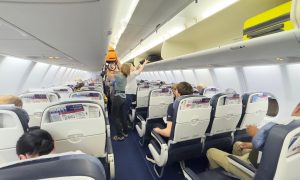 Пассажиры в салоне самолета