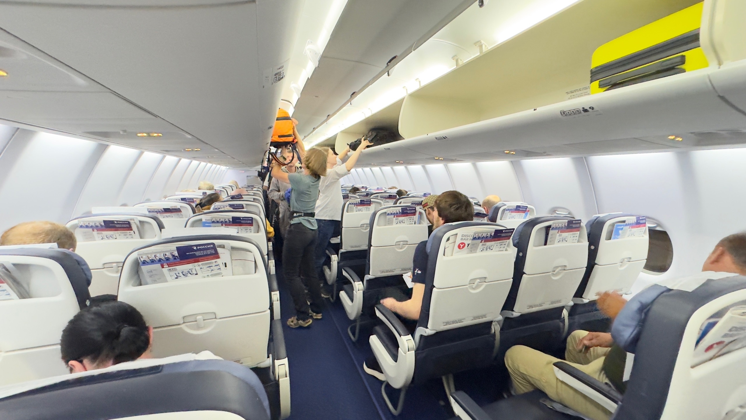 Пассажиры в салоне самолета