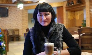 Женщина пьет кофе